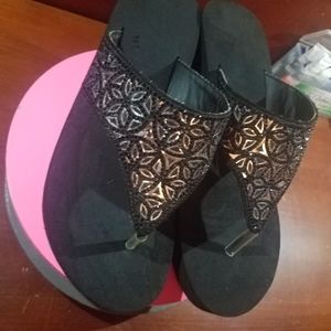 CUTE HEEL FLIP FLOPS!!